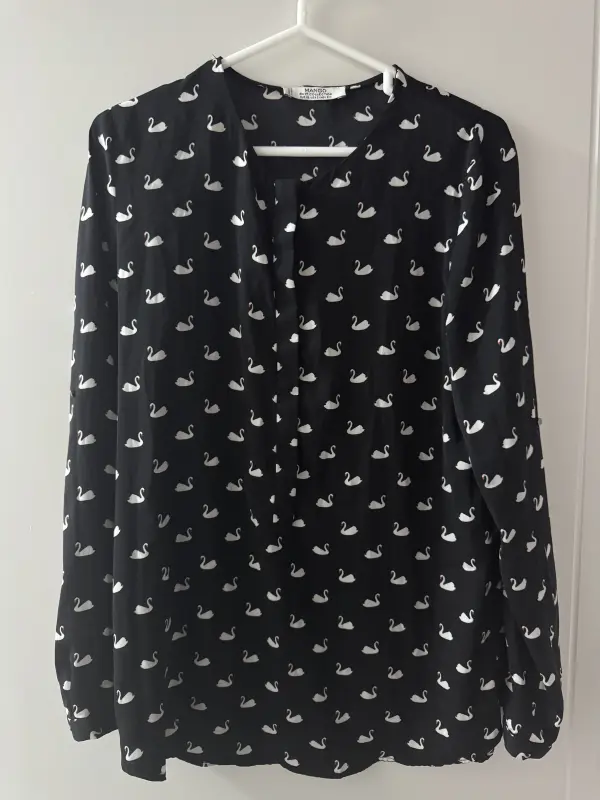 Blusa manga larga estampado cisne marca MANGO talla XS