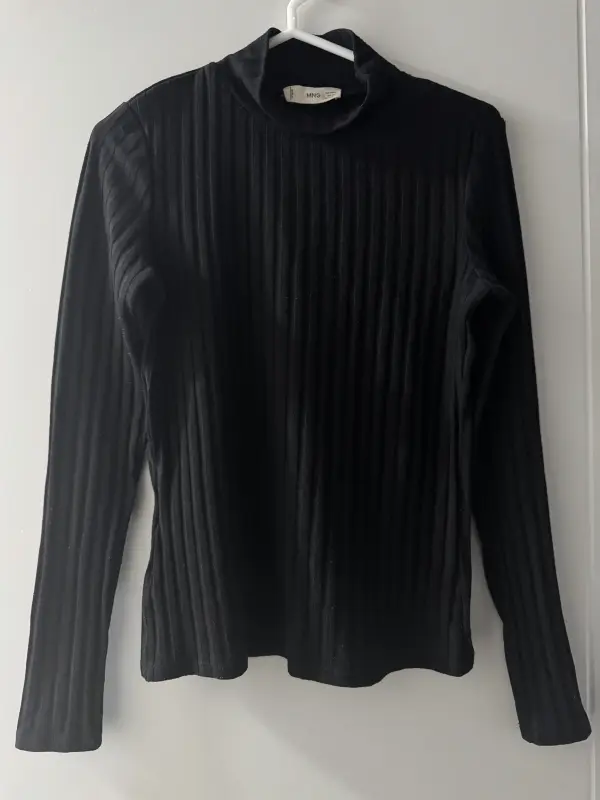 Suéter de manga larga negro marca MANGO talla  S