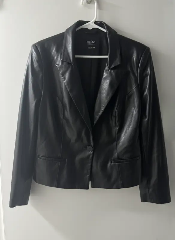 Blazer de cuero negro marca massano talla M