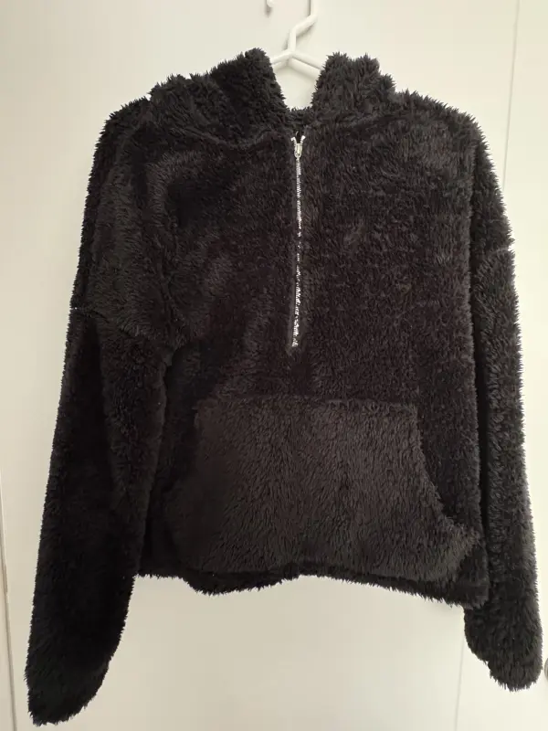 Polera con capucha negra talla S