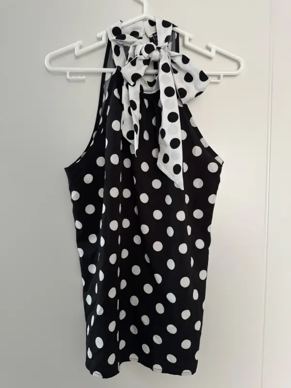 Blusa con puntos blanco y negro talla M