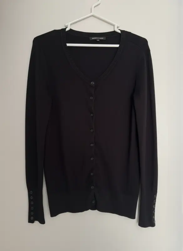 Chompa negra marca BASEMENT talla M