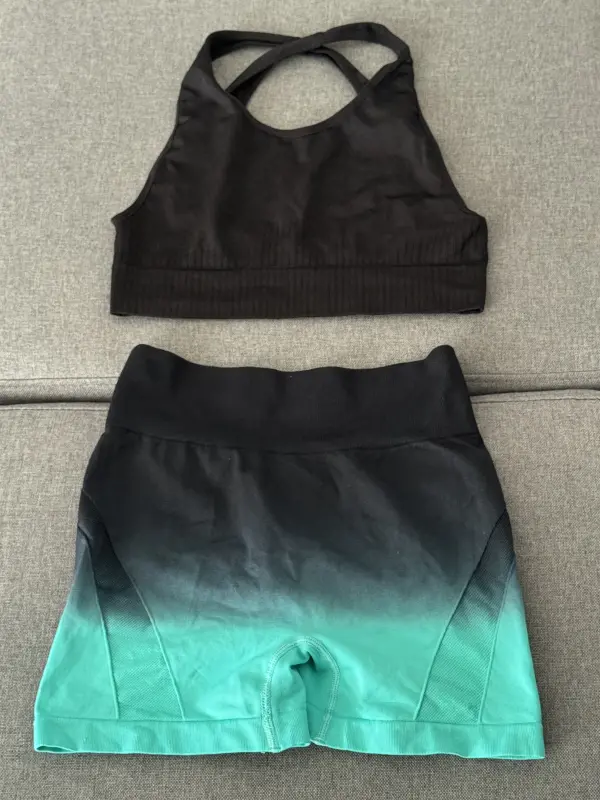 Conjunto Deportivo negro y verde talla M