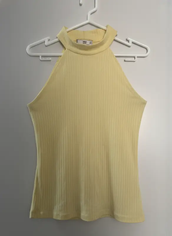 Polo amarillo pastel marca MANGO talla S