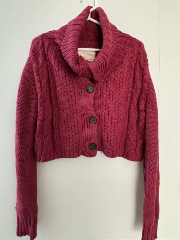 Chompa crop rosada talla m de marca para mujer