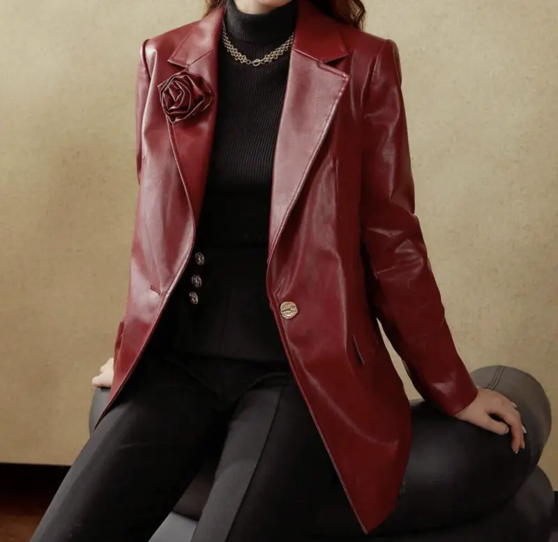 Casaca de cuero rojo con adorno de rosa talla M