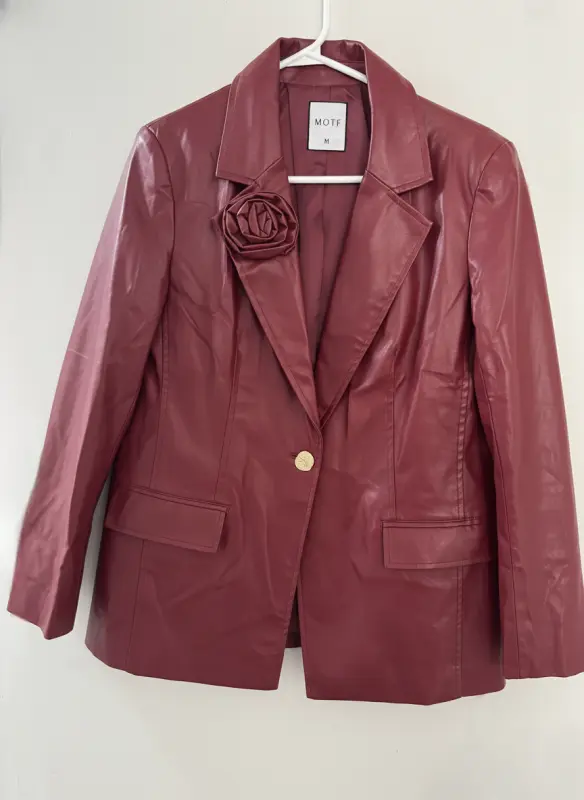 Casaca de cuero rojo con adorno de rosa talla M