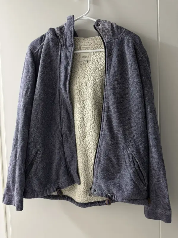 Polera de carnero roxy con capucha talla S/M
