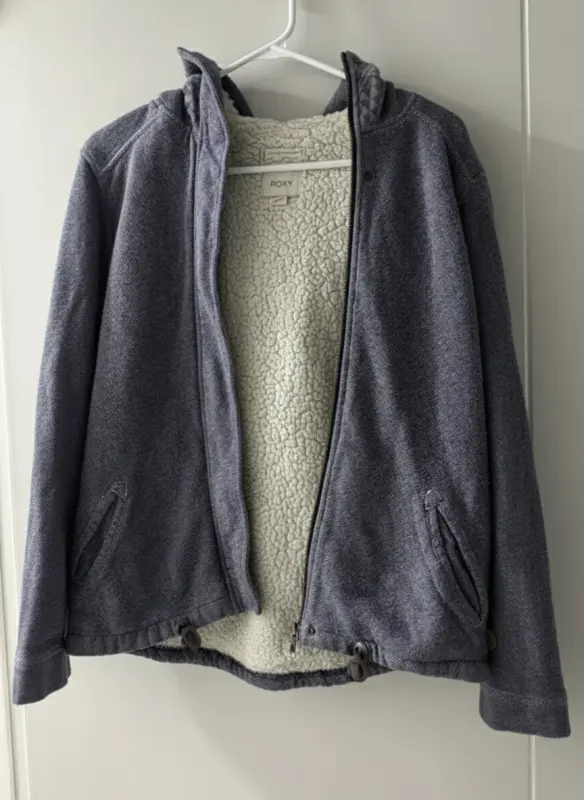 Polera de carnero roxy con capucha talla M