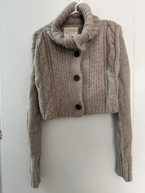 Chompa crop beige talla m de marca para mujer