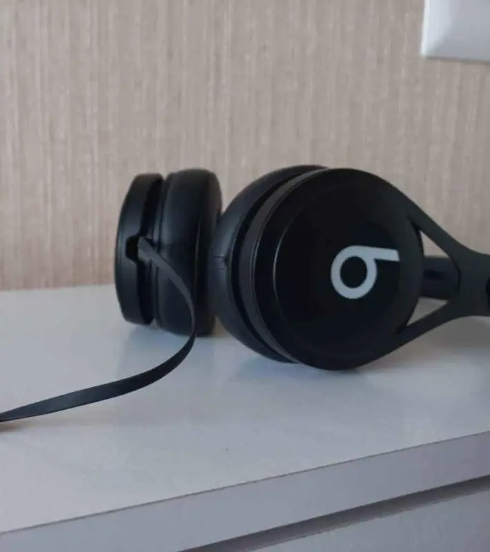 Audífonos  beats alámbricos nuevo color negro
