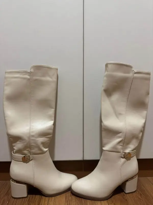 Botas largas de cuero nuevos en caja talla 37 de marca