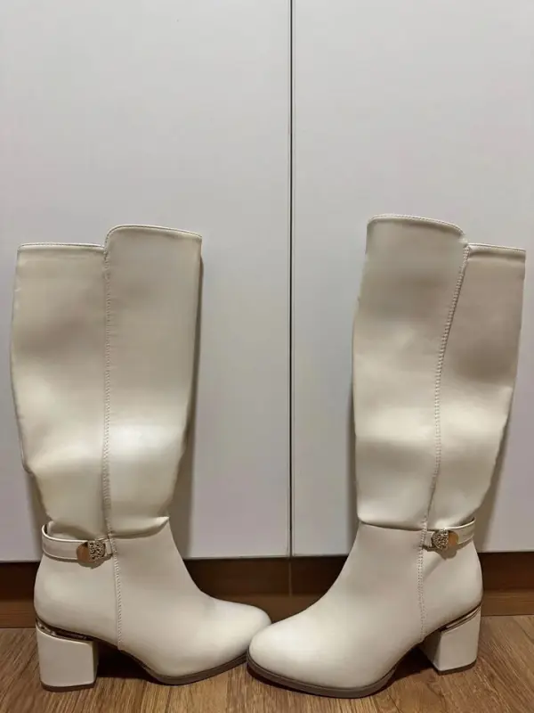 Botas largas de cuero nuevos en caja talla 37 de marca