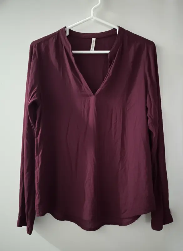 Blusa manga larga guinda marca dunkelvolk talla M