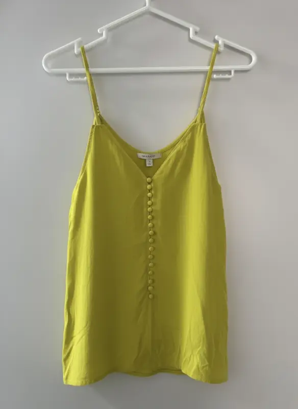 Blusa manga cero amarillo marca MANGO talla XS