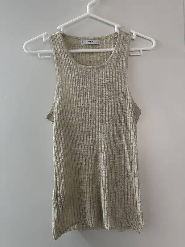 Polo manga cero beige brilloso marca MANGO talla S