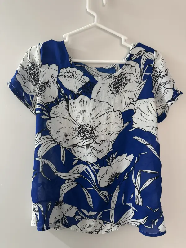 Blusa manga corta estampado de flores azul y blanco talla S/M