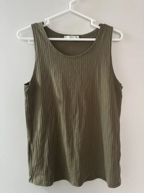 Polo manga cero verde marca MANGO talla  S